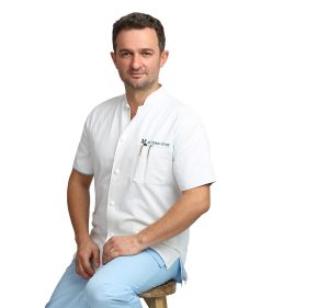 Dr. Oltjon Cobani, chirurg plastician, în uniformă medicală
