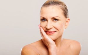 Femeie matură cu ten ferm după liftingul facial