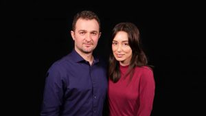 Dr. Oltjon Cobani alături de autoarea interviului despre intervenții estetice